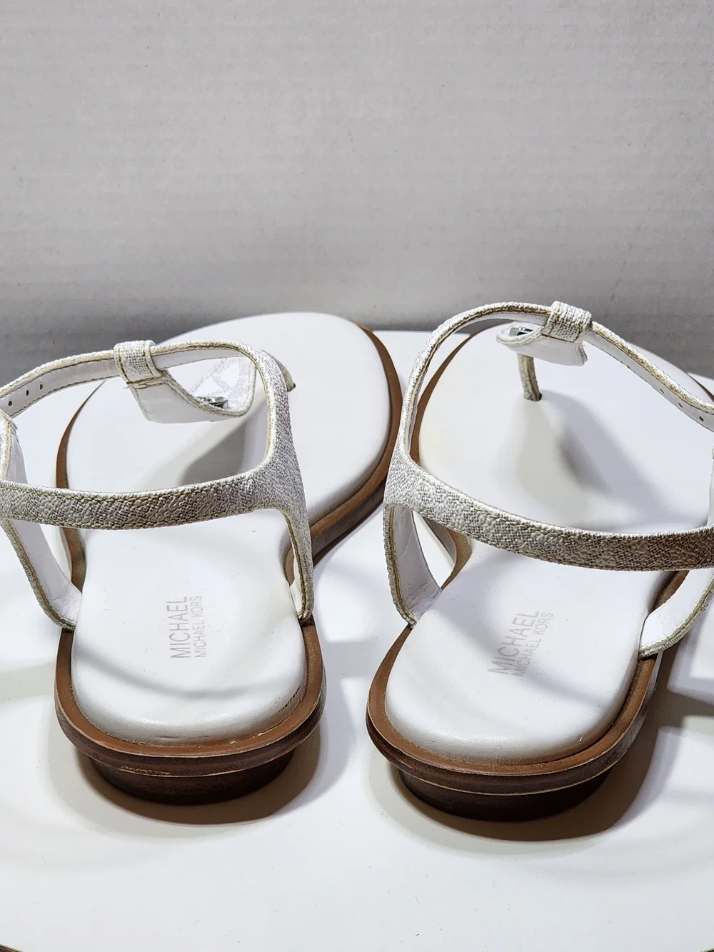 Michael Kors Mallory Thong Sandal Logo T Strap Bright White Size 8.5M